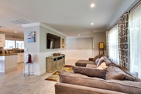 Pool & Screened-in Patio: Tropical Florida Abode