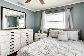 Pool & Screened-in Patio: Tropical Florida Abode