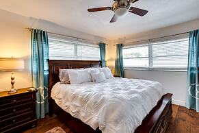 Pool & Screened-in Patio: Tropical Florida Abode