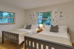 Private Pool + Bar: Palm Beach Gardens Getaway