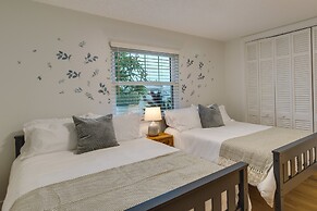 Private Pool + Bar: Palm Beach Gardens Getaway