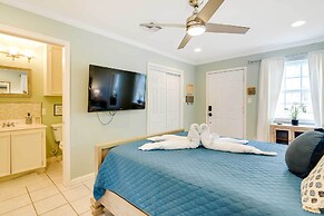 1 Block to Beach: Galveston Coastal Cottage