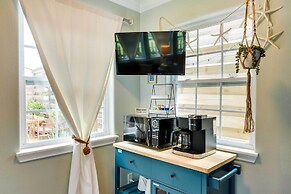 1 Block to Beach: Galveston Coastal Cottage