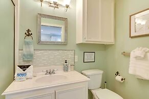 1 Block to Beach: Galveston Coastal Cottage