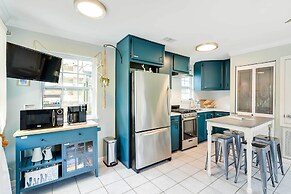 1 Block to Beach: Galveston Coastal Cottage