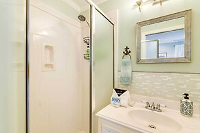 1 Block to Beach: Galveston Coastal Cottage