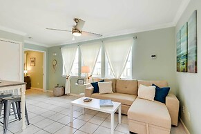 1 Block to Beach: Galveston Coastal Cottage