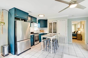 1 Block to Beach: Galveston Coastal Cottage