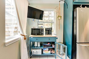 1 Block to Beach: Galveston Coastal Cottage