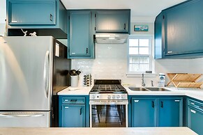 1 Block to Beach: Galveston Coastal Cottage