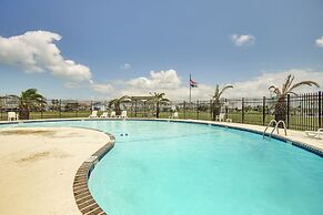 Walk to Beach: Updated Home w/ Deck in Galveston!