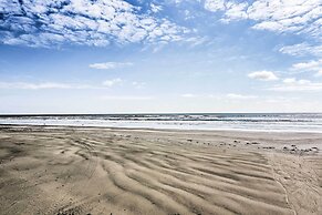 Walk to Beach: Updated Home w/ Deck in Galveston!