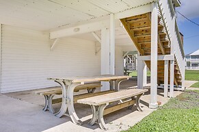 Walk to Beach: Updated Home w/ Deck in Galveston!