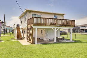 Walk to Beach: Updated Home w/ Deck in Galveston!