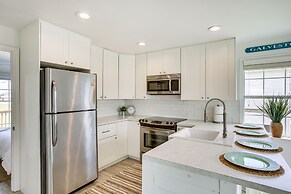 Walk to Beach: Updated Home w/ Deck in Galveston!