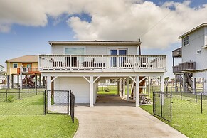 Walk to Beach: Updated Home w/ Deck in Galveston!