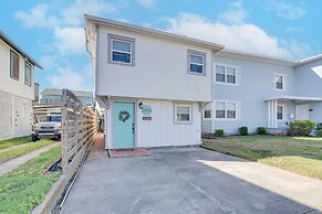 Block to Ocean: 'beachside Bungalow' in Galveston!