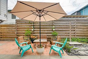 Block to Ocean: 'beachside Bungalow' in Galveston!