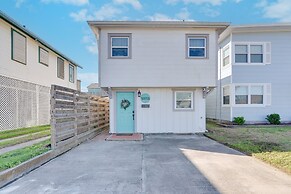 Block to Ocean: 'beachside Bungalow' in Galveston!