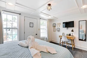 Block to Ocean: 'beachside Bungalow' in Galveston!