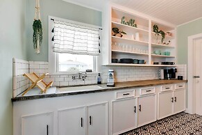 Block to Ocean: 'beachside Bungalow' in Galveston!