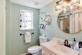 Block to Ocean: 'beachside Bungalow' in Galveston!