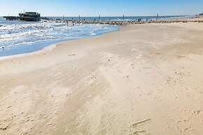Walk to Beach: Galveston Getaway w/ Deck!