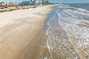 Walk to Beach: Galveston Getaway w/ Deck!