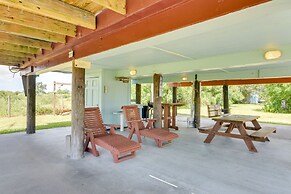Deck & Grill: Sunny Cottage in Crystal Beach!
