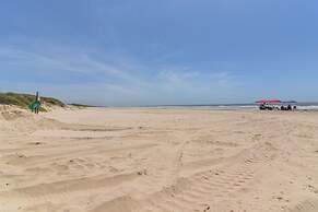 Deck & Grill: Sunny Cottage in Crystal Beach!