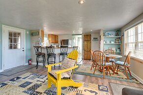 Deck & Grill: Sunny Cottage in Crystal Beach!