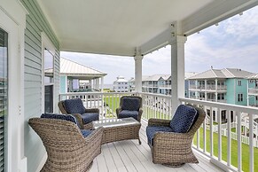 Walk to Ocean: Beach House w/ 2 Decks in Galveston