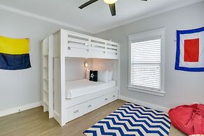 Walk to Ocean: Beach House w/ 2 Decks in Galveston