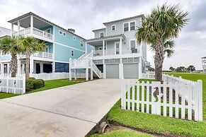 Walk to Ocean: Beach House w/ 2 Decks in Galveston