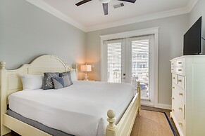 Walk to Ocean: Beach House w/ 2 Decks in Galveston