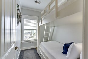 Walk to Ocean: Beach House w/ 2 Decks in Galveston