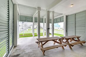 Walk to Ocean: Beach House w/ 2 Decks in Galveston