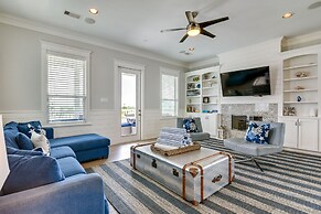 Walk to Ocean: Beach House w/ 2 Decks in Galveston