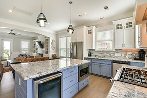 Walk to Ocean: Beach House w/ 2 Decks in Galveston
