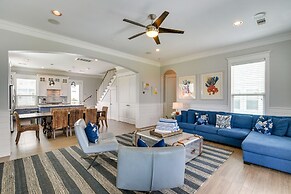 Walk to Ocean: Beach House w/ 2 Decks in Galveston