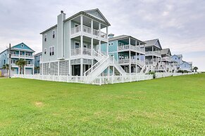 Walk to Ocean: Beach House w/ 2 Decks in Galveston