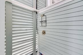 Walk to Ocean: Beach House w/ 2 Decks in Galveston