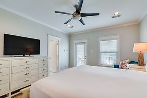Walk to Ocean: Beach House w/ 2 Decks in Galveston