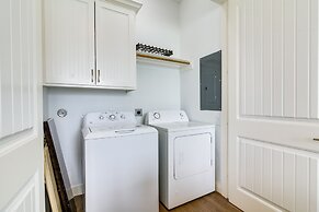 Walk to Ocean: Beach House w/ 2 Decks in Galveston