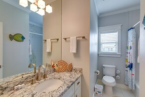 Walk to Ocean: Beach House w/ 2 Decks in Galveston
