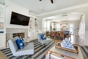 Walk to Ocean: Beach House w/ 2 Decks in Galveston