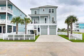 Walk to Ocean: Beach House w/ 2 Decks in Galveston