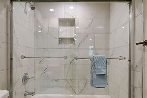 Efficiently Equipped Pacifica Apt - 1 Mi to Beach!