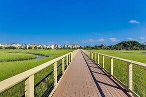 < 1 Mi to Beach: Hilton Head Island Condo w/ Pool!