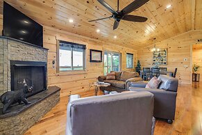 Gorgeous Gatlinburg Cabin: Large Deck & Hot Tub!